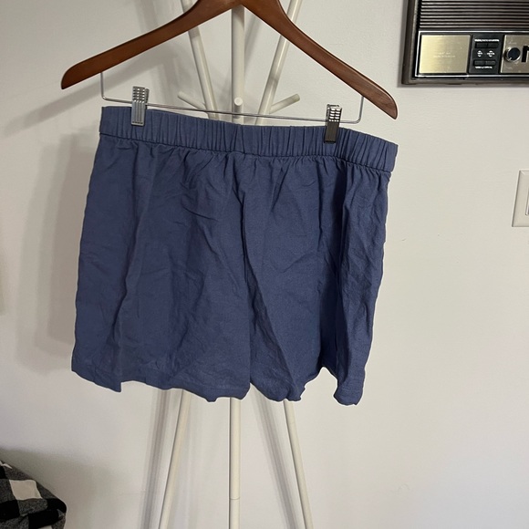 Banana Republic Linen Shorts - Picture 2 of 3
